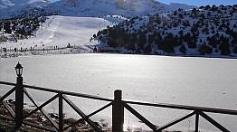 Erzincan'daki Ardıçlı Gölü'nün yüzeyi buz tuttu