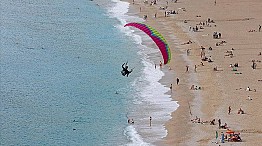 Fethiye'de güneşli havayı değerlendiren tatilciler denize girdi