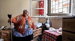 Fil hastası 230 kiloluk kadın bütün depremleri evinde yaşadı