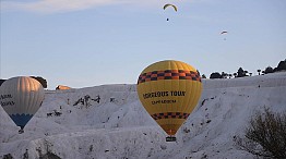 Pamukkale'de paraşütçüler, sıcak hava balonundan atladı
