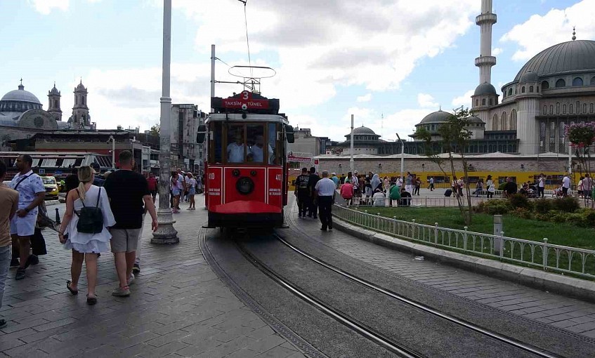 Taksim’in simgesi nostaljik tramvaylarda şarkılarla zaman yolculuğu