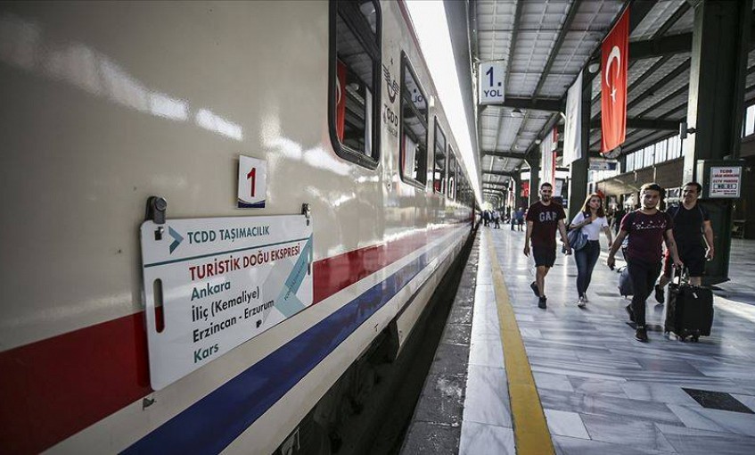 Turistik Doğu Ekspresi yolcuları trenle gidip uçakla dönüyor