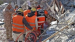 Van İl Jandarma Komutanlığı ekipleri, 55 kişiyi enkazdan kurtardı