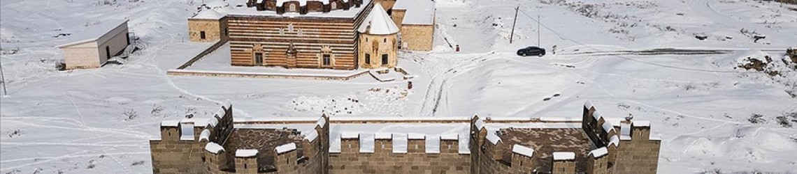 Van'da tarihi yapılar karla kaplandı
